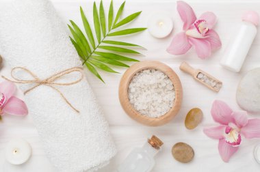 Orkideli kompozisyon, ahşap arka planda spa ürünleri, üst görünüm
