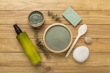 Beton zemin üzerinde kozmetik kil ve spa ürünleri ile kompozisyon, üst görünüm