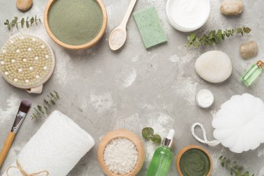 Beton zemin üzerinde kozmetik kil ve spa ürünleri ile kompozisyon, üst görünüm