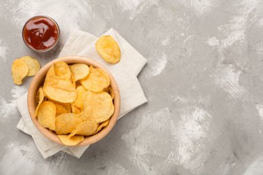 Beton arka planda iştah açıcı patates cipsi.