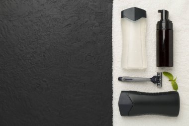 Erkekler kozmetik şişeleri, arka planda nane yaprakları, üst manzara.
