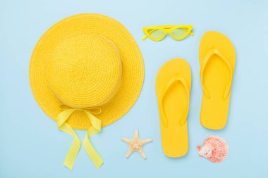 Düz yatıyordu, sarı yaz kıyafeti ve renk arka planı vardı. Tatil kavramı