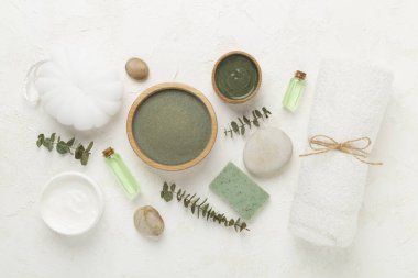 Beton zemin üzerinde kozmetik kil ve spa ürünleri ile kompozisyon, üst görünüm