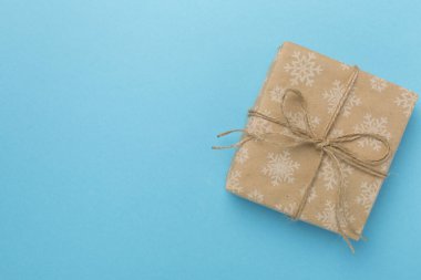 Renk arkaplanı ve üst görünümü üzerinde el işi Noel hediyesi kutuları