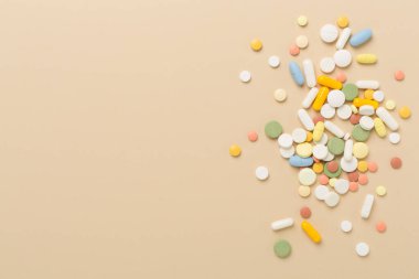 Farklı ilaç ve kapsüller. Renkli arka plan, üst görünüm.