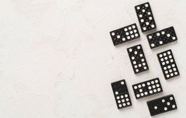 Beton zemin üzerinde siyah domino taşları, üst görünüm