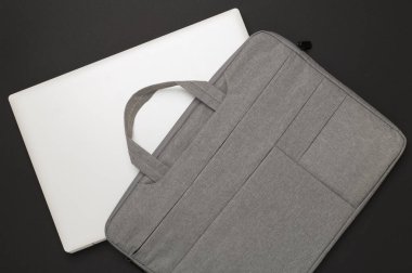 Renkli arka planda aygıtı olan gri renkli dizüstü bilgisayar çantası, üst görünüm