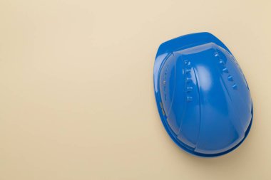 Renkli arka planda mavi miğfer, üst görünüm