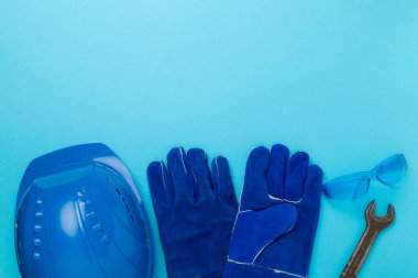 Renk arkaplan üzerinde mavi inşaat ekipmanı, üst görünüm