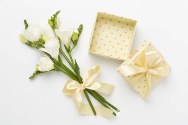 Hediye kutusunu, konfetiyi ve pembe arka planda gülleri aç..