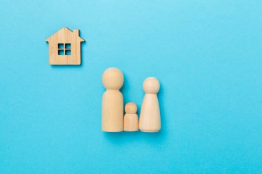 Ahşap aile figürleri. Renkli arka plan, üst manzara.