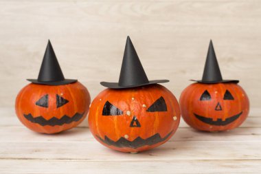 Ahşap arka planda Jack O Lanter dekoru olan Cadılar Bayramı kompozisyonu