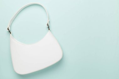 Renkli arka planda moda kadın çantası, üst görünüm