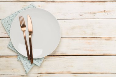 Ahşap arka planda en küçük tablo ayarı, en üst görünüm