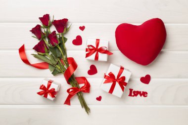 Hediye kutulu kırmızı gül çiçekleri ve ahşap arka planda yumuşak oyuncak, üst, manzara. Sevgililer Günü konsepti