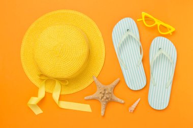 Renkli plaj aksesuarları olan düz bir yer. Tatil kavramı