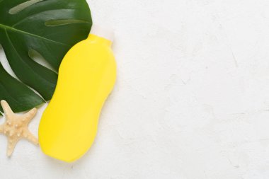 Beton zemin üzerinde yaz dekoru olan güneş kremi, üst görünüm