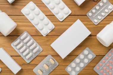 Su toplamada, kutularda ve ahşap arka planda farklı haplar vardı.