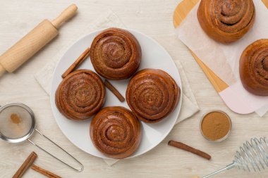 Ahşap arka planda ev yapımı tarçınlı börekler.