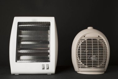 Taşınabilir elektrikli ısıtıcılar masada.
