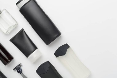 Erkekler, arka planda nane yapraklı kozmetik şişeleri, üst görünüm