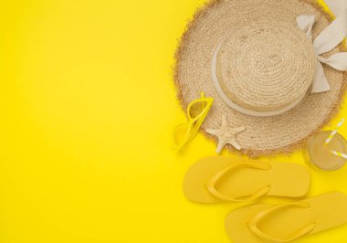 Renkli plaj aksesuarları olan düz bir yer. Tatil kavramı