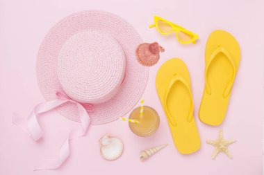 Renkli plaj aksesuarları olan düz bir yer. Tatil kavramı