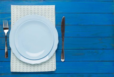 Ahşap arka planda en küçük tablo ayarı, en üst görünüm