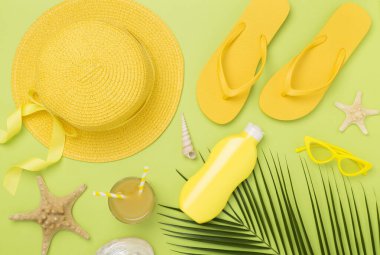 Düz yatıyordu, sarı yaz kıyafeti ve renk arka planı vardı. Tatil kavramı