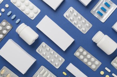 Su toplamada, kutularda ve renk arkaplanında farklı haplar vardı.