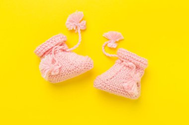 Renkli arka planda pembe bebek paçaları, üst manzara