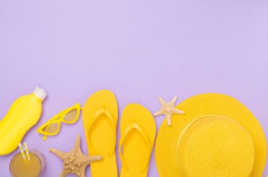 Düz yatıyordu, sarı yaz kıyafeti ve renk arka planı vardı. Tatil kavramı