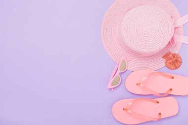 Renkli arka planda pembe yaz kıyafetiyle yatıyordu. Tatil kavramı