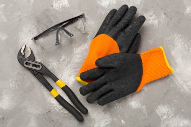 Beton zemin üzerinde inşaat ekipmanları, üst görünüm