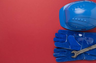 Renk arkaplan üzerinde mavi inşaat ekipmanı, üst görünüm