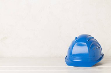 Ahşap masada mavi miğfer