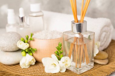 Beton zemin üzerinde frezya çiçeği ve aroma ayırıcı içeren spa bileşimi