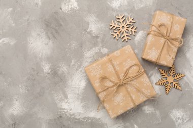 Beton zemin üzerinde el işi Noel hediyesi kutuları, üst görünüm