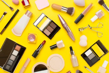Makyaj ürünleri ve renk arkaplan araçları ile düz uzandı