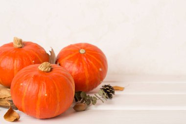 Masada sonbahar dekoru olan turuncu balkabakları