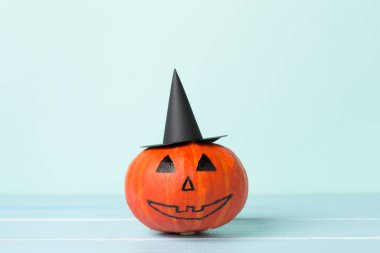 Ahşap masanın üzerinde Jack Lanter dekoru olan Cadılar Bayramı kompozisyonu