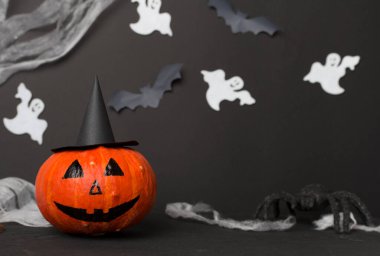 Siyah arkaplanda jack o lanter dekoru olan Cadılar Bayramı kompozisyonu