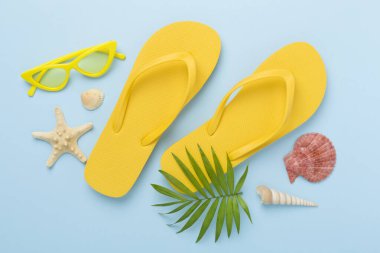 Renkli arka planda parlak sarı parmak arası terlikler, üst manzara. Yaz konsepti