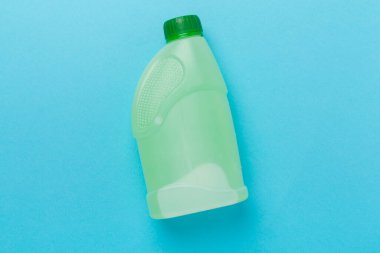 Renk arkaplanı üzerinde antifriz bulunduran kutu, üst görünüm