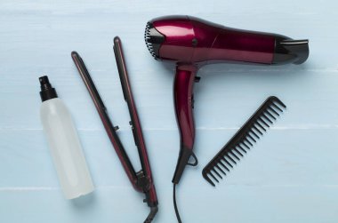 Ahşap arka planda termo korumalı saç aletleri, üst, görünüm