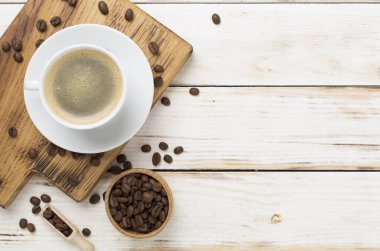 Tahta zemin üzerinde piramit kullanılarak yapılmış bir fincan kahve.