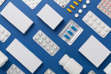 Su toplamada, kutularda ve renk arkaplanında farklı haplar vardı.