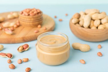 Tahta masada fıstık ezmesi kavanozu