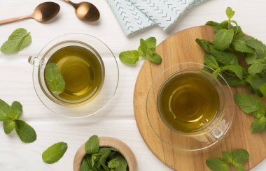 Ahşap arka planda taze nane çayı, üst manzara.