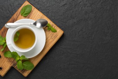Beton zeminde taze nane çayı, üst manzara.